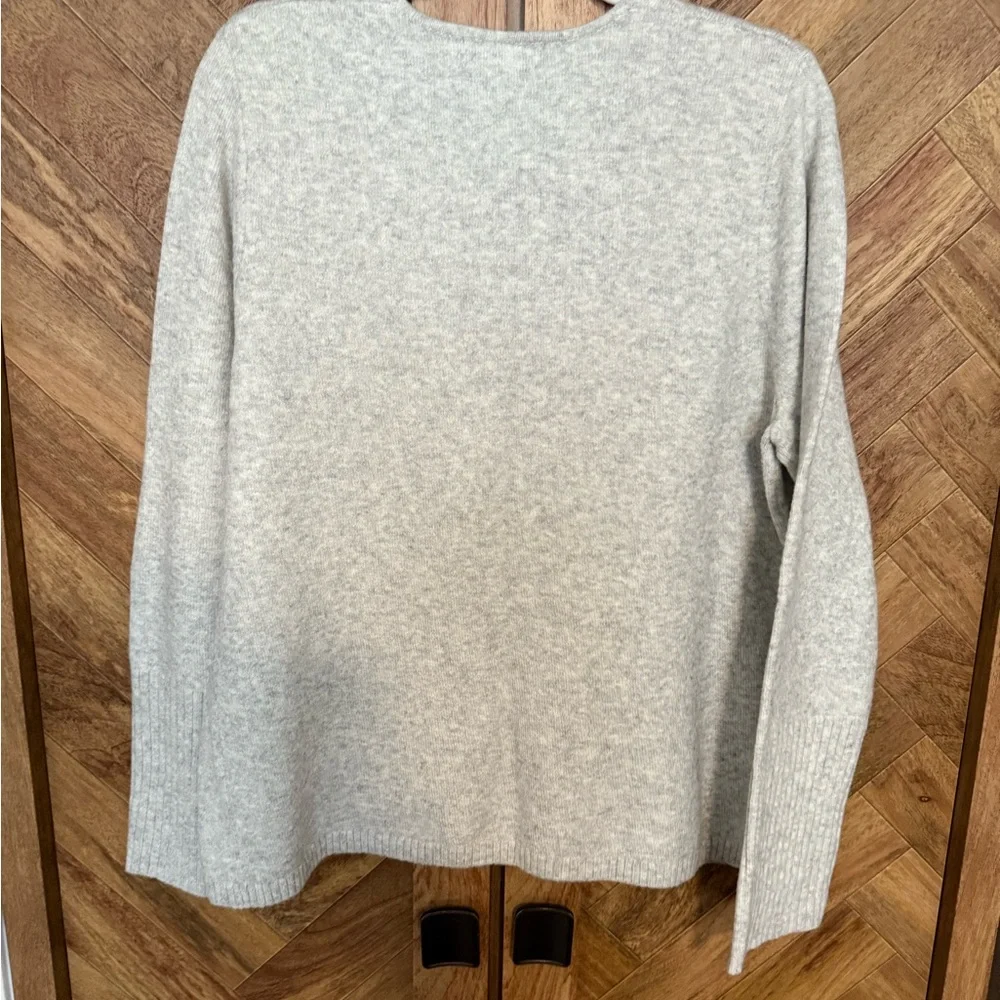 Treasure & Bond Gray V-Neck Sweater Soft Knit - Picture 4 of 4